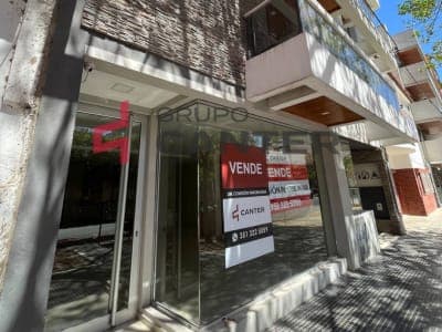 Hermoso Local gran vidriera con escritura